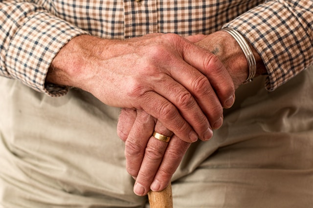 Łóżko rehabilitacyjne dla seniora – kupić czy wypożyczyć?